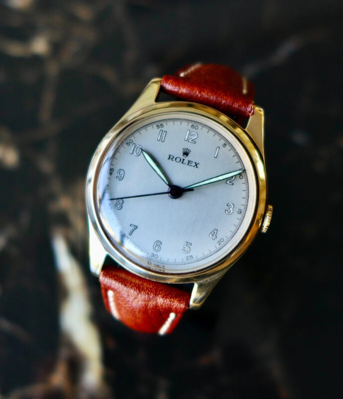 A BEAUTIFUL VINTAGE 9ct GOLD 1945 MID-SIZE ROLEX WRISTWATCH IN 9K GOLD