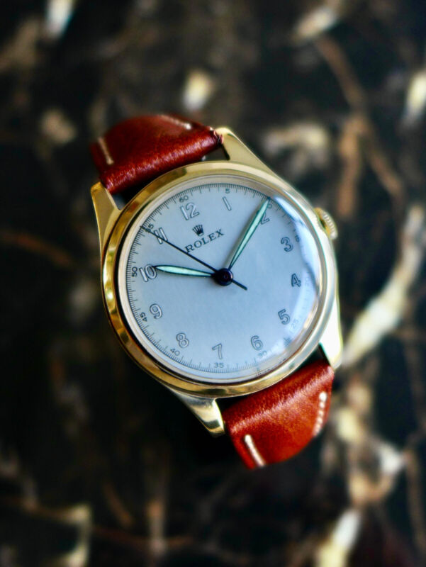 A BEAUTIFUL VINTAGE 9ct GOLD 1945 MID-SIZE ROLEX WRISTWATCH IN 9K GOLD