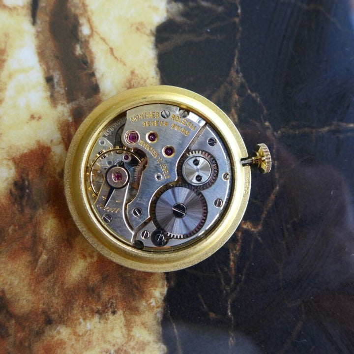A BEAUTIFUL VINTAGE 1950s GENTS ROLEX PRECISION WITH FANCY LUGS IN 18K GOLD
