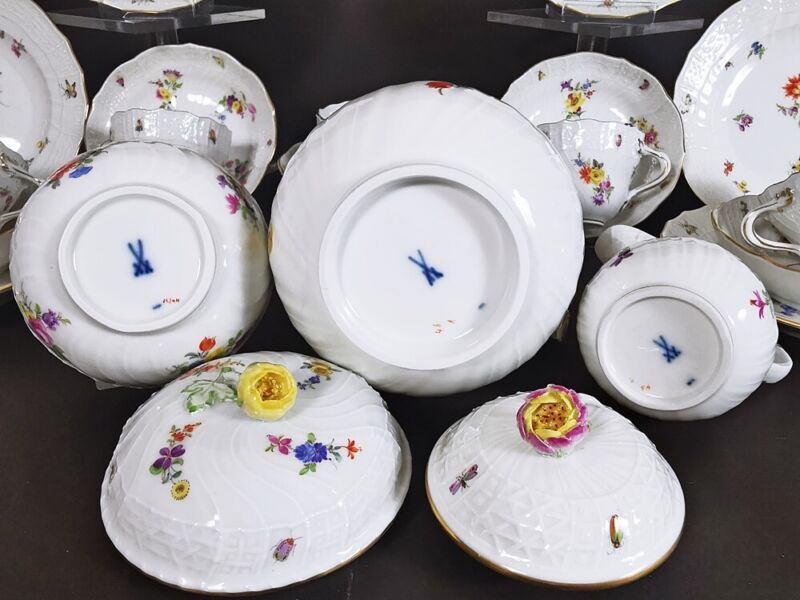 マイセン　ティーセット　スキャタードフラワーとレリーフのカップ＆ソーサー＆プレート