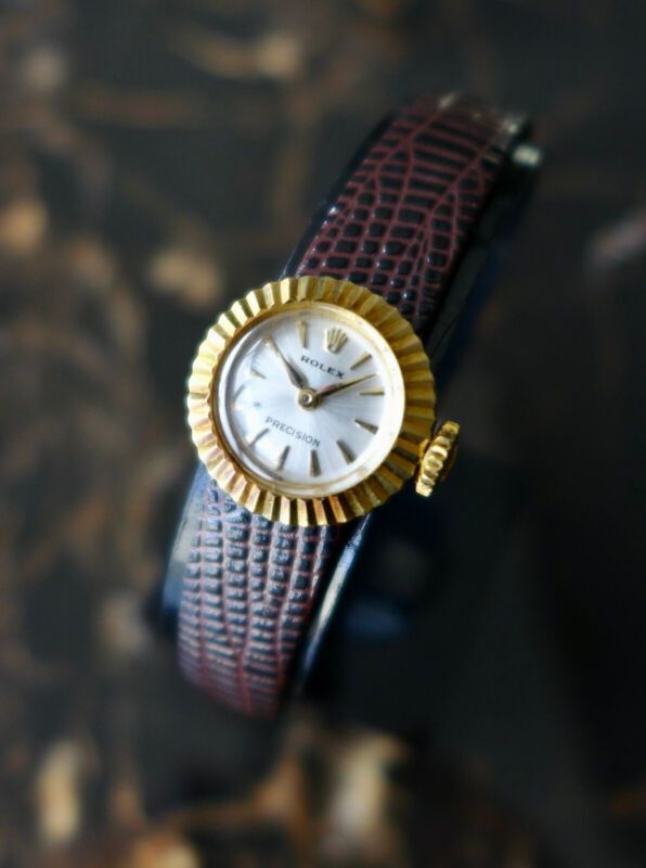 A BEAUTIFUL VINTAGE CIRCA 1960s PETITE LADIES ROLEX "CHAMELEON" 18K GOLD