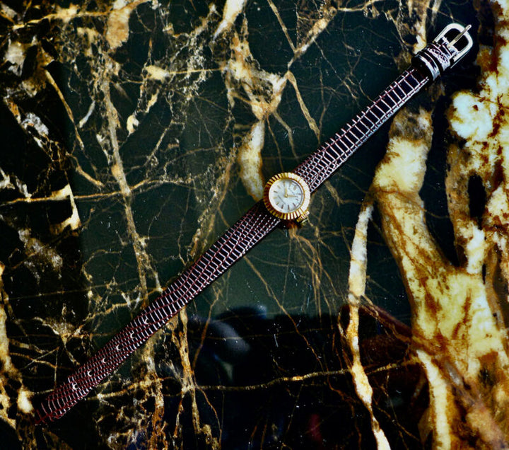 A BEAUTIFUL VINTAGE CIRCA 1960s PETITE LADIES ROLEX "CHAMELEON" 18K GOLD