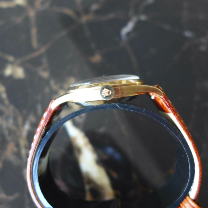A BEAUTIFUL VINTAGE 9ct GOLD 1945 MID-SIZE ROLEX WRISTWATCH IN 9K GOLD