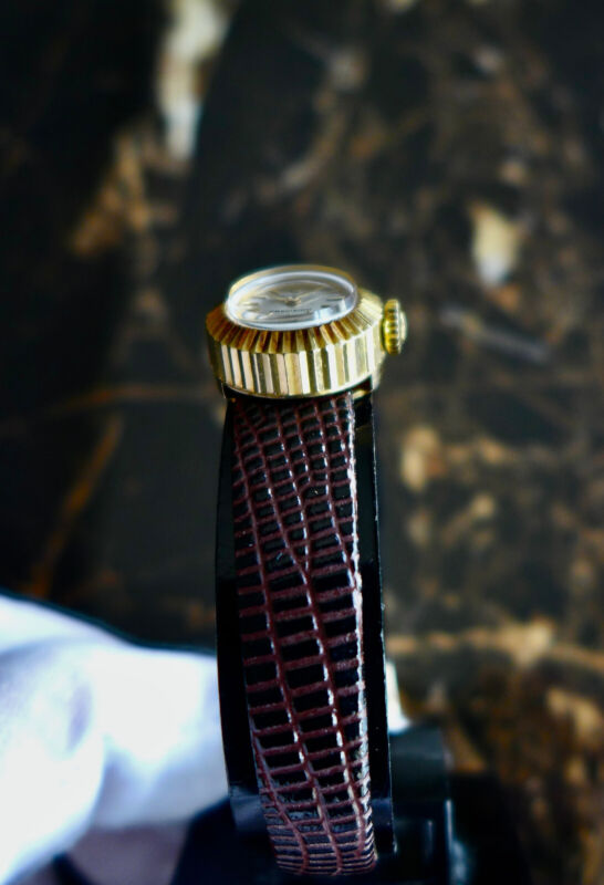 A BEAUTIFUL VINTAGE CIRCA 1960s PETITE LADIES ROLEX "CHAMELEON" 18K GOLD
