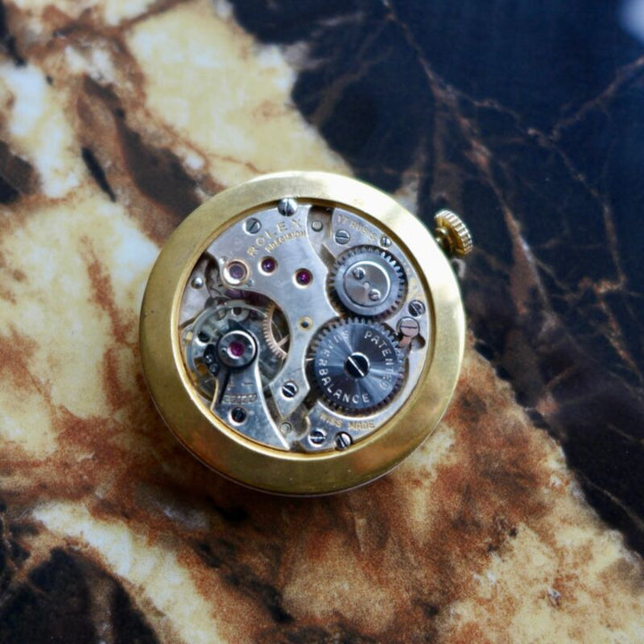 A BEAUTIFUL VINTAGE 1947 GENTS ROLEX PRECISION WITH LARGE HORN LUGS IN 18K GOLD