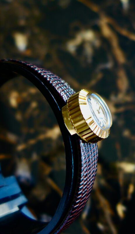A BEAUTIFUL VINTAGE CIRCA 1960s PETITE LADIES ROLEX "CHAMELEON" 18K GOLD