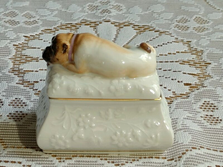マイセン人形"横たわるパグ "をモチーフにした蓋物『犬のフィギュア』