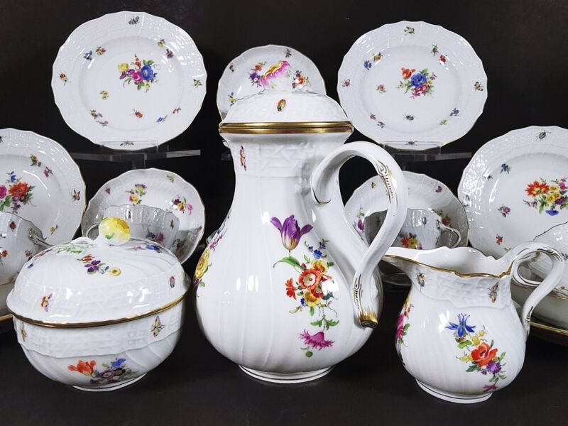 マイセン　ティーセット　スキャタードフラワーとレリーフのカップ＆ソーサー＆プレート