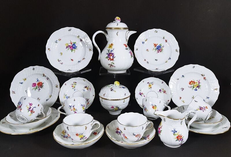 マイセン　ティーセット　スキャタードフラワーとレリーフのカップ＆ソーサー＆プレート