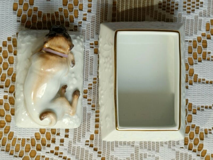 マイセン人形"横たわるパグ "をモチーフにした蓋物『犬のフィギュア』